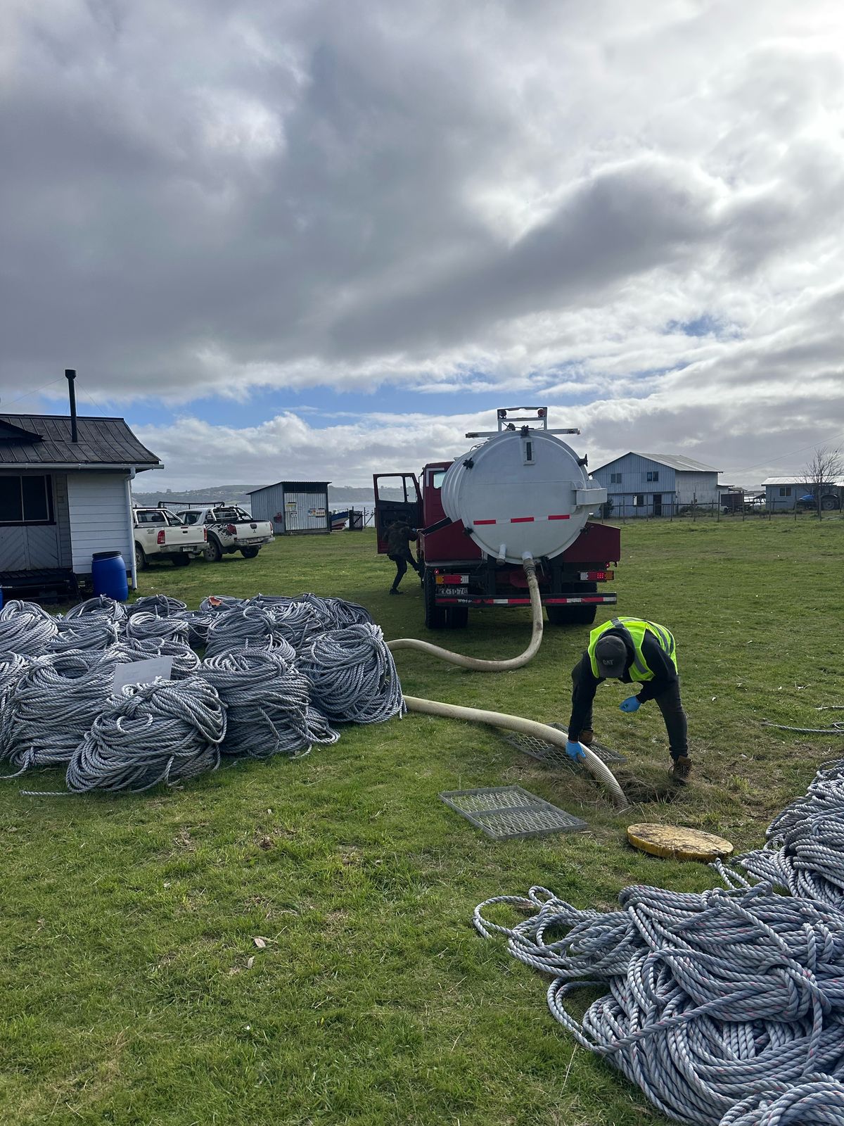 Limpieza de fosa séptica, cámara desgrasadora y alcantarillado en base Huar Norte