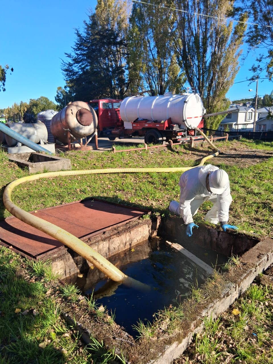 Regularización de alcantarillado y limpieza de estanques – Salmones de Chile